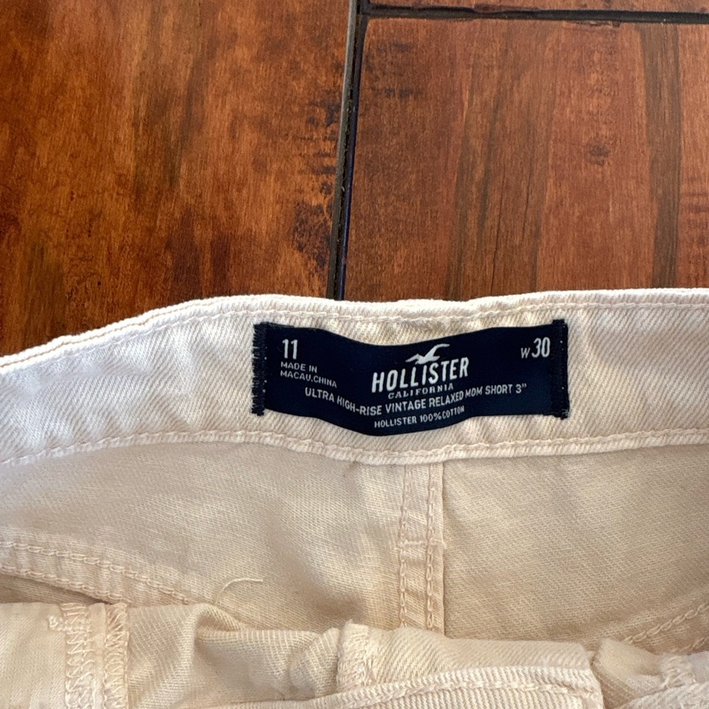 HOLLISTER CREAM MOM SHORTS - Picture 2 of 2